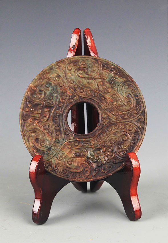 A FINE CLOUD CARVING ROUND JADE (1 of 5)