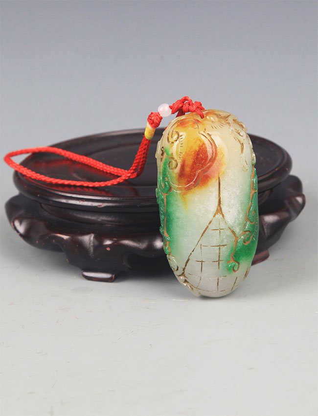 A FINE JADEITE PENDANT (1 of 4)