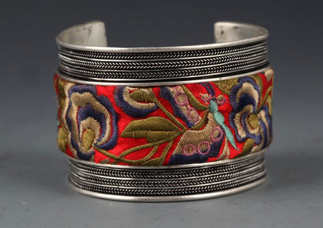 A FINELY CARVED SILVER PLATED BANGLES (1 of 4)