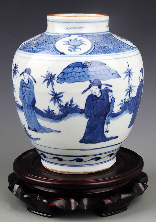 A FINE BLUE AND WHITE PORCELAIN JAR: Probably Ming Dynasty, H:7.5 inch X D:2.75 inch