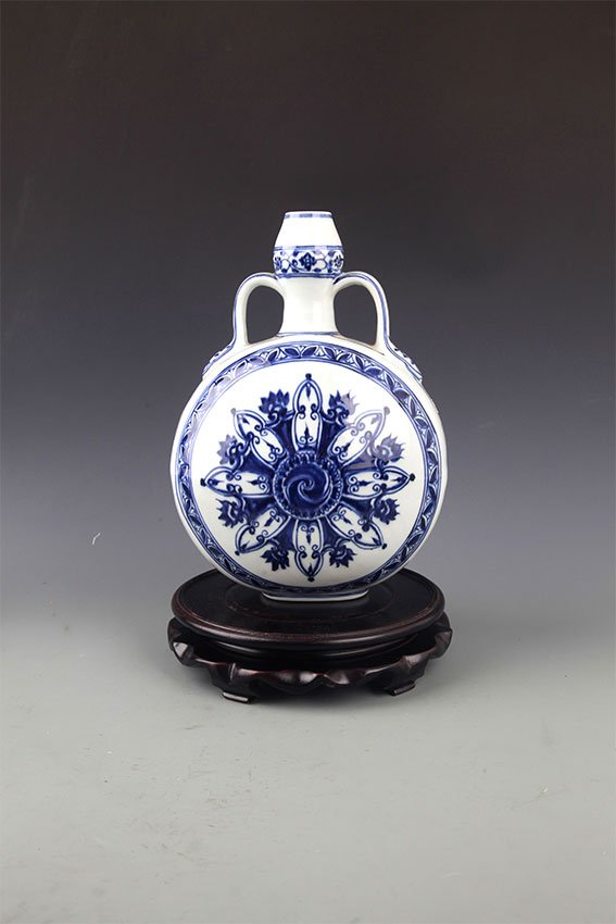A BLUE AND WHITE PORCELAIN MOON BOTTLE: Probably Ming Dynasty, H:11.00 in×L:8.0 in