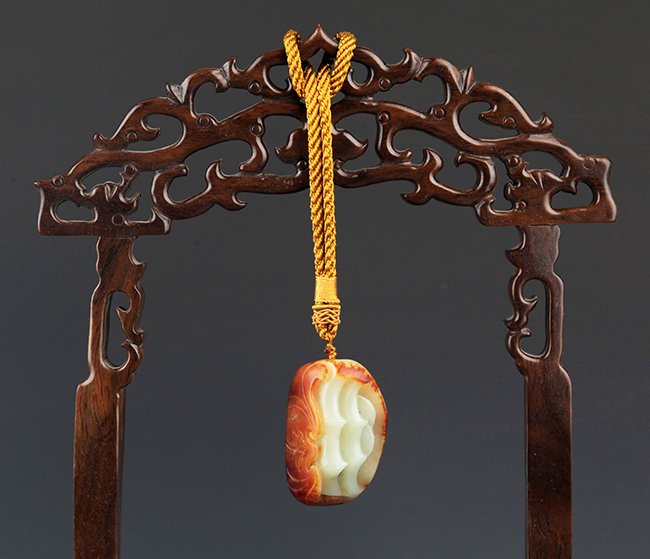 A FINE BAMBOO CARVING JADE PEDNATN (1 of 5)