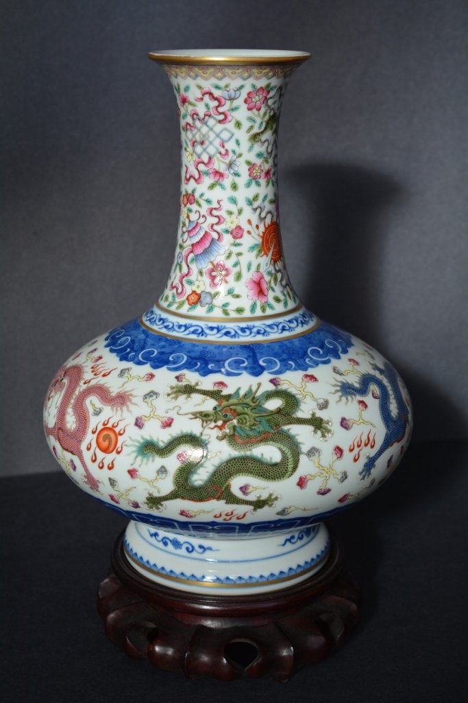 A SUPERB FAMIILE-ROSE VASE (1 of 10)
