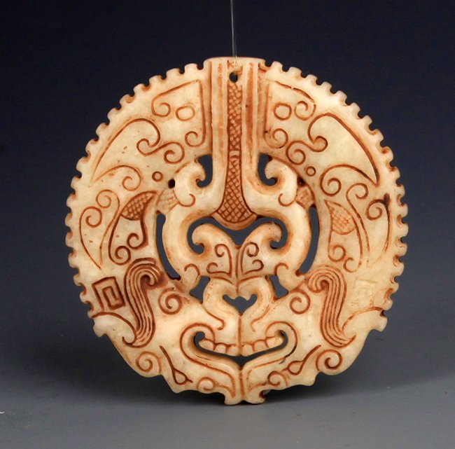 AN OLD FINELY CARVED DRAGON JADE (1 of 3)