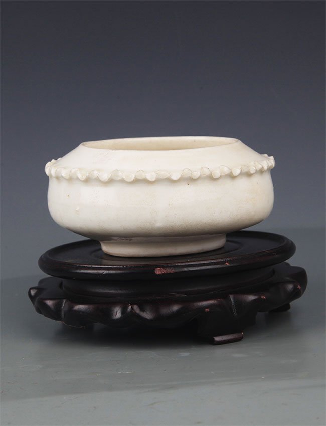 A WHITE COLOR FLOWER EDGE ROUND PORCELAIN BOX (1 of 5)