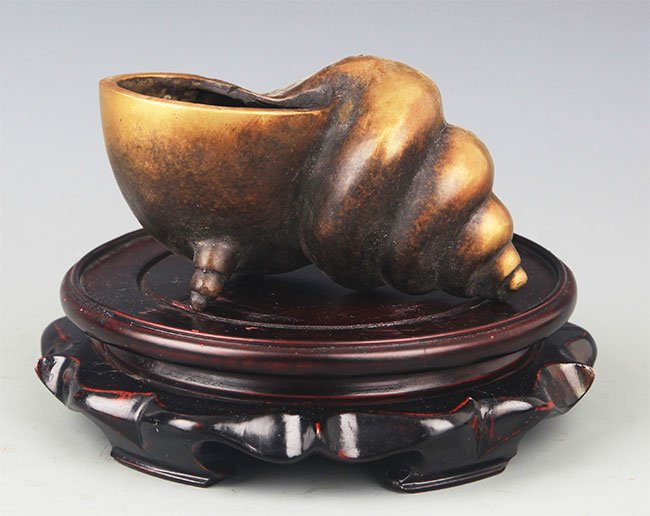 A FINE CONCH SHAPED BRUSH WASHER: Qing Dynasty, H:2.25 in×L:5.25n