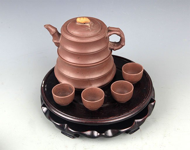 A FINELY MADE CHINESE ZI SHA TEA SET (1 of 5)