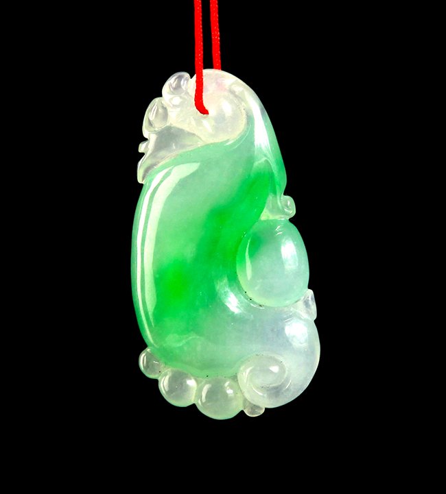 A FINE FISH SHAPED JADE PENDANT (1 of 8)
