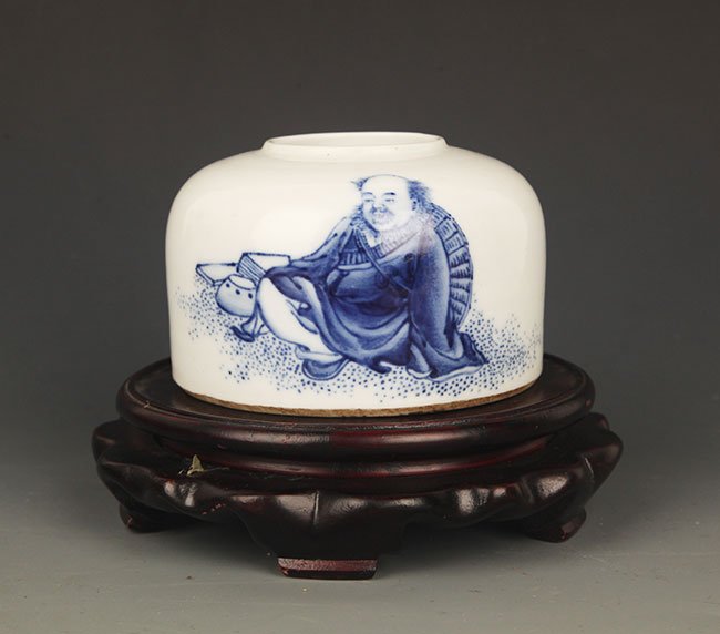 A BLUE AND WHITE "LUO HAN" PORCELAIN WATER JAR: Qing Dynasty, High:2.5 inch × Diameter:1.75 inch