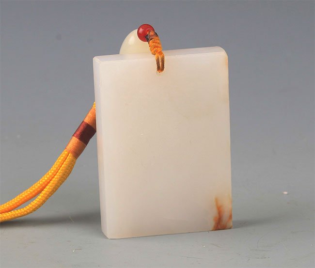 A FINE HETIAN JADE PENDANT (1 of 3)