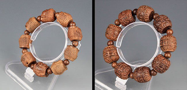 A FINE AGAR WOOD AKSHOBHYA BUDDHA BRACELETS (1 of 7)