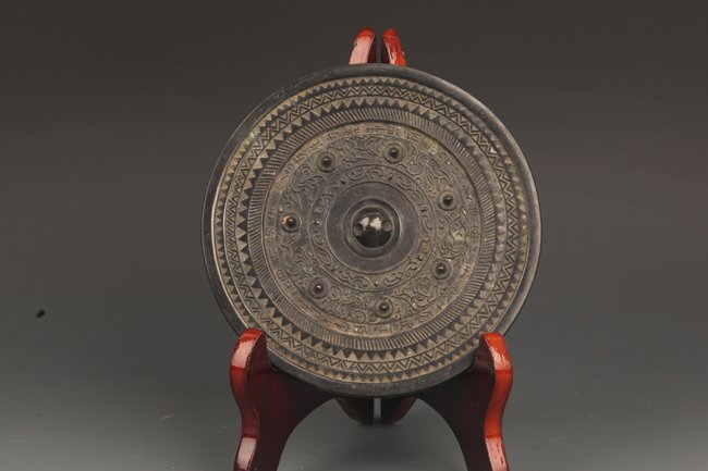 A FINE ANIMAL CARVING ROUND BRONZE MIRROR (1 of 4)