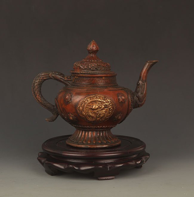 A FINE TIBETAN BRONZE WATER BOTTLE (1 of 6)