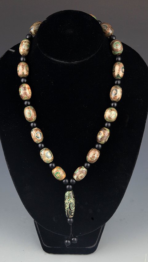 A FINE OBSIDIAN STONE NECKLACE: 20th Century, Long: 15.0 inch