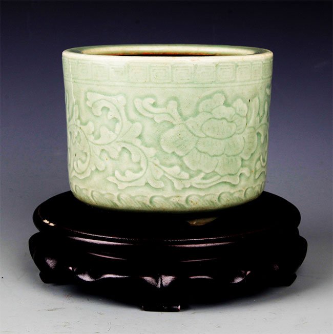 A "LONG QUAN YAO" PORCELAIN WATER JAR (1 of 5)