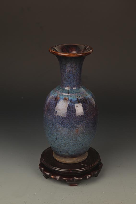 A FINE DARK BLUE COLOR PORCELAIN JAR (1 of 5)