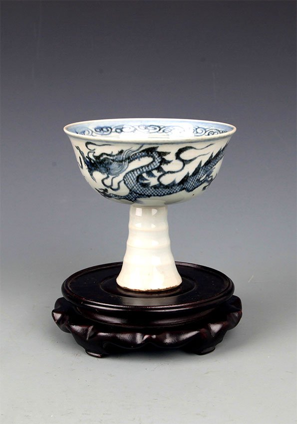 A HIGH FOOT BLUE AND WHITE PORCELAIN CUP: Possible Ming Dynasty, High: 4.5 inch x Diameter:4.98 inch