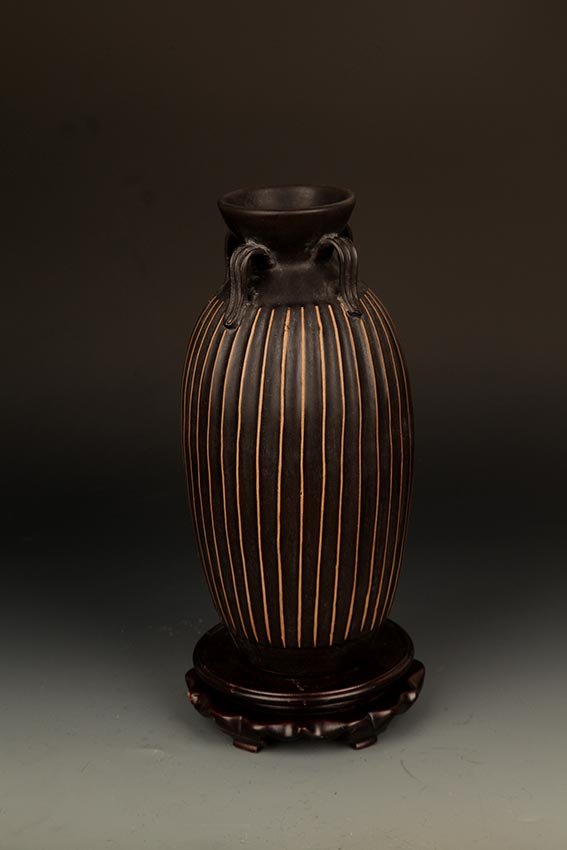 A "JI ZHOU YAO" BLACK GROUND TALL JAR: Possibly Song Dynasty, High: 10.5 inch; Diameter: 2.75 inch