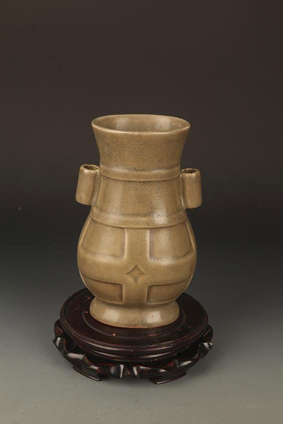 A COPY OF "GUA YAO" DOUBLE EAR PORCELAIN BOTTLE (1 of 6)