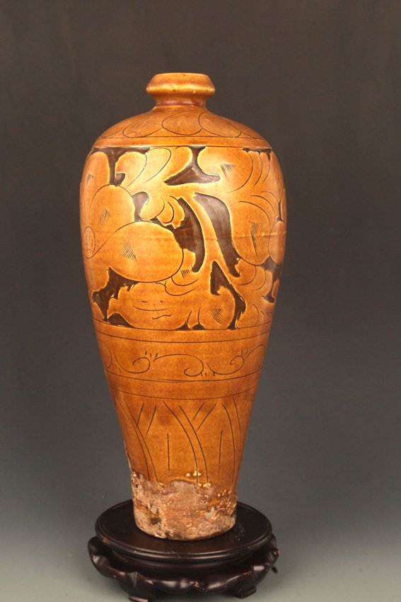 A FLOWER "CI ZHOU YAO " PORCELAIN MEI BOTTLE: Possibly Ming Dynasty, High: 13.5 inch