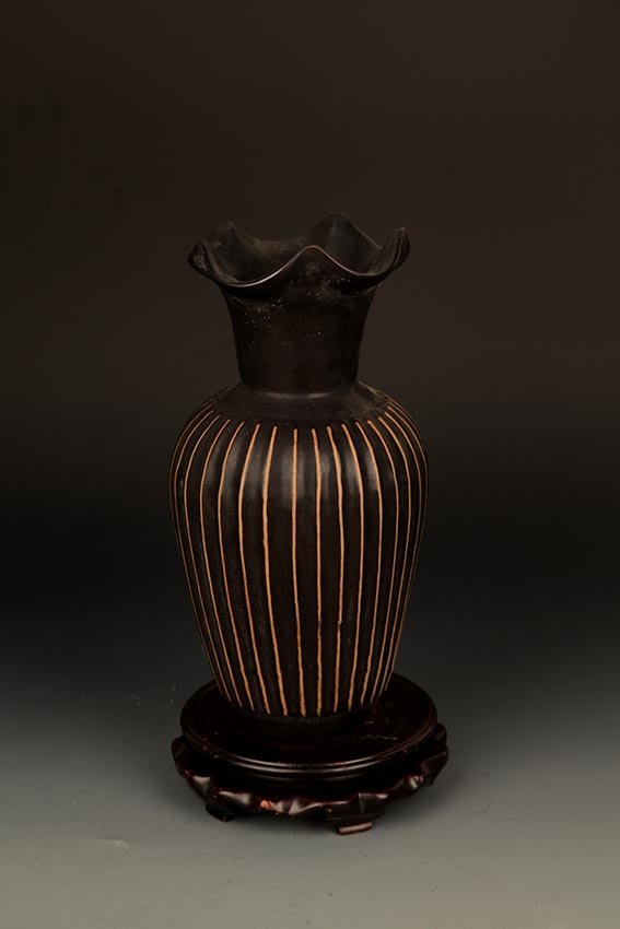 A "JI ZHOU YAO" MELON SHAPE PORCELAIN JAR: Possibly Song Dynasty, High: 9.75 inch; Diameter: 4.0 inch