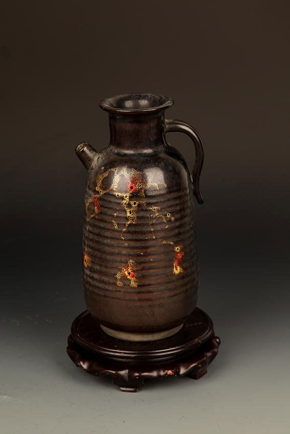 A "JI ZHOU YAO" BLACK COLOR PORCELAIN WATER JAR: Possibly Song Dynasty, High: 8.25 inch; Width: 4.5 inch; Diameter: 2.5 inch