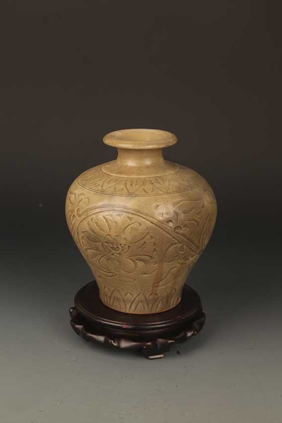 A "YAO ZHOU YAO" FLOWER CARVING APPLE JAR: Possibly Song Dynasty, High: 6.75 inch Diameter:2.75 inch