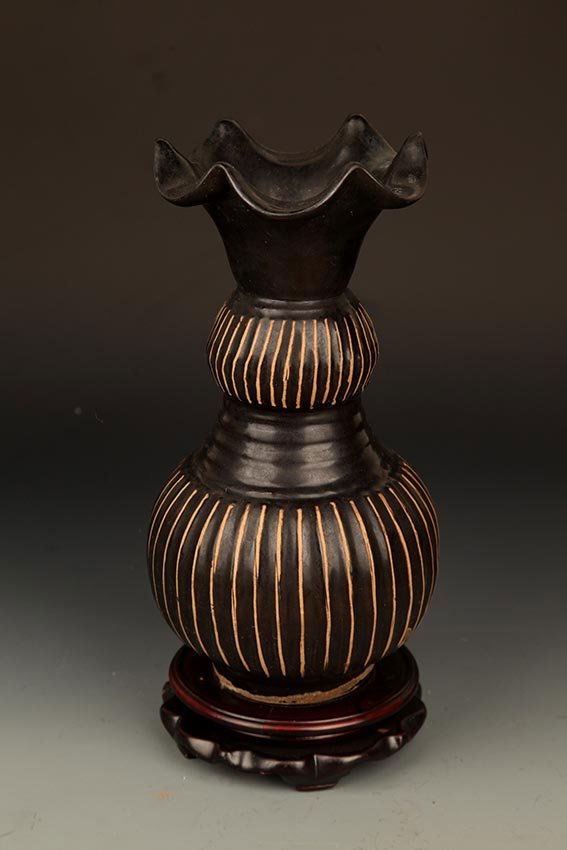 A "JI ZHOU YAO" BLACK COLOR FLOWER TOP BOTTLE: Possibly Song Dynasty, High: 10.25 inch Diameter:4.75 inch