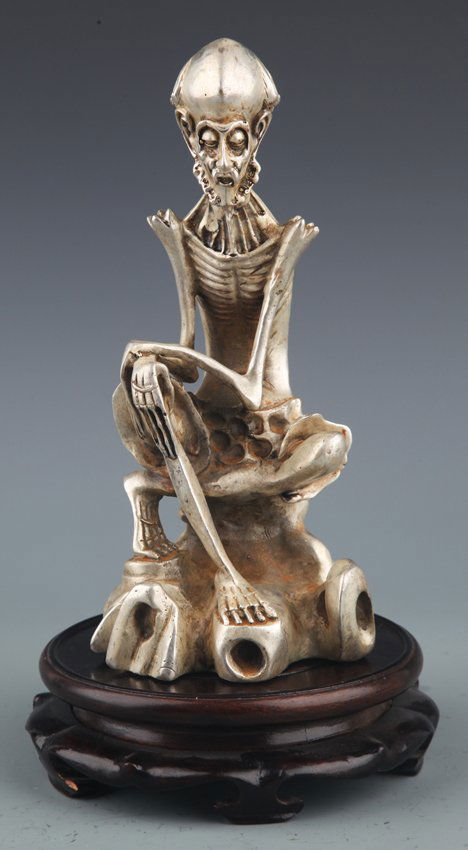 A LARGE SILVER PLATED SKULL SHAPED DECORATION (1 of 9)