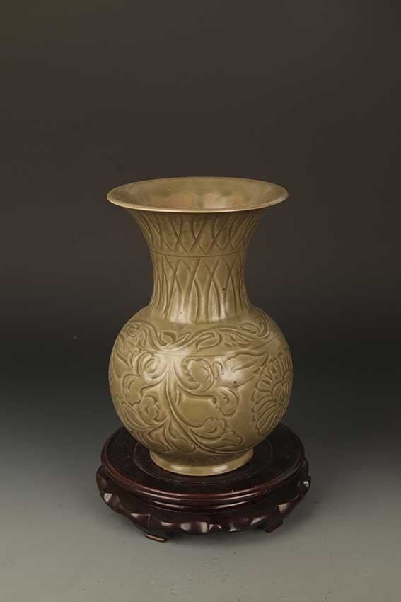 A "YAO ZHOU YAO" FLOWER CARVING WIDE PORCELAIN JAR: Possibly Song Dynasty, High: 9.25 inch Diameter:5.75 inch