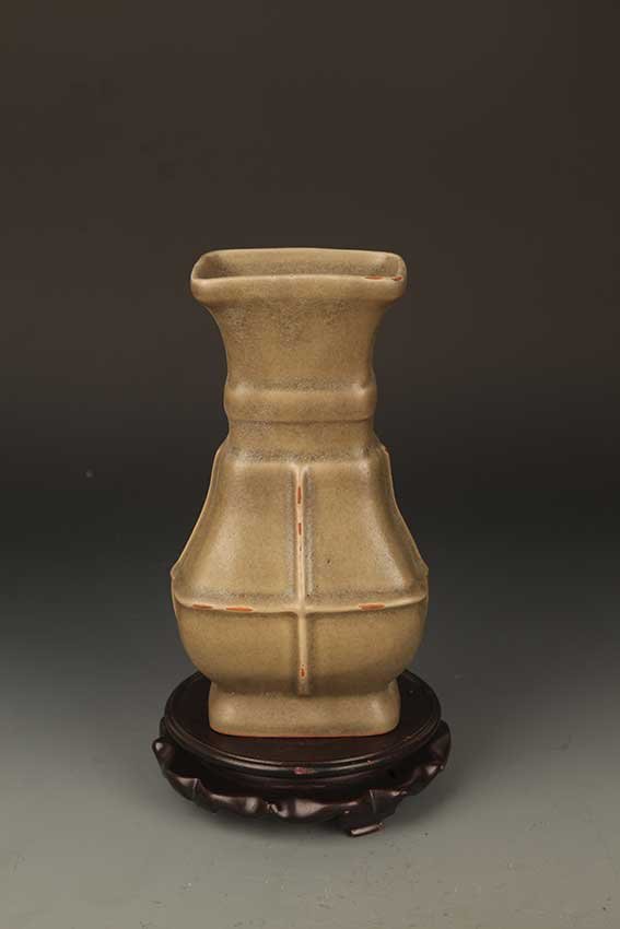 A COPY OF GUAN STYLE SQUIRE PORCELAIN BOTTLE: Possibly Qing Dynasty, High: 8.25 inch; Width 4.0 inch