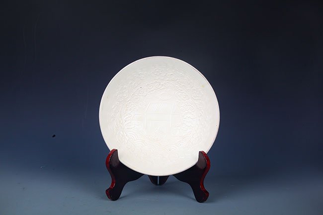 A "DING YAO" WHITE COLOR FLOWER PORCELAIN PLATE (1 of 6)