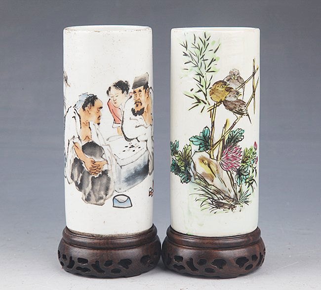 A PAIR OF FINELY PAINTED PORCELAIN BRUSH POT (1 of 6)