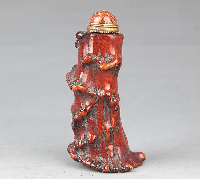 A RED WOOD SNUFF BOTTLE (1 of 4)