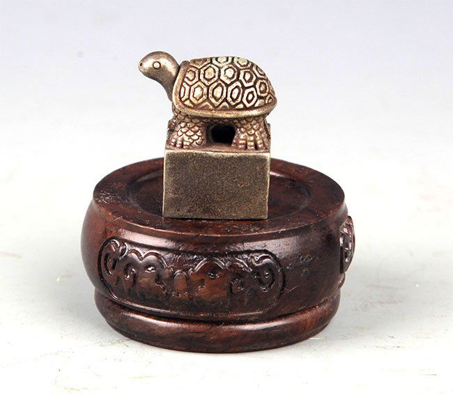 A FINELY TORTOISE SHAPED SILVER PLATED SEAL (1 of 5)