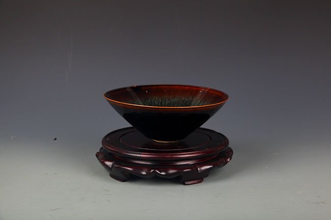 A JIAN YAO DOU LI STYLE PORCELAIN BOWL: Possibly Song Dynasty, High:2.25 inch; Diameter:6.45 inch