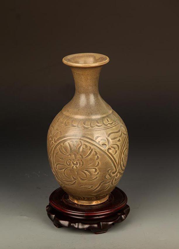 A "YAO ZHOU YAO" GROWN GLAZE YU HU CHUN BOTTLE: Possibly Song Dynasty, High:8.5 inch; Diameter:2.5 inch