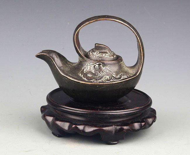 A FINE DRAGON CARVING BRONZE TEAPOT (1 of 4)