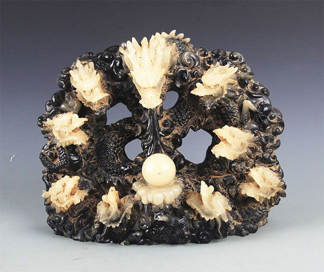 A FINE NINE DRAGON CARVING GLASS FIGURE (1 of 7)