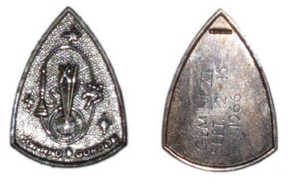 Flown Gemini 11 Silver Plated Fliteline Medallion: Flown Silver Plated "Fliteline" Medallion Badge-shaped medallion (1.2" long) in its original plastic case. The obverse bears an image of the Gemini XI space craft docked with an Agena, and Gordon on a