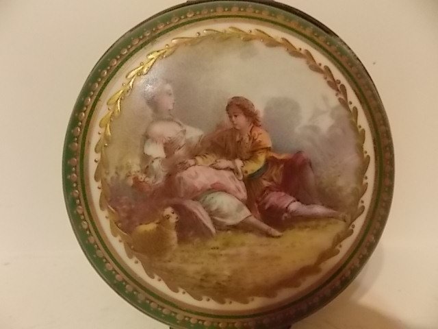 Antique Limoges france trinket box: Limoges france trinket box. 4.25" x 2".