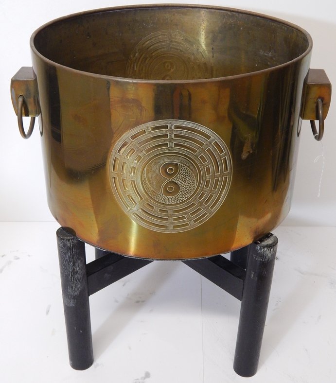 MID CENTURY MODERN BRASS PLANTER ON WOOD STAND: MID CENTURY MODERN BRASS PLANTER ON WOOD STAND. ORIENTAL INFLUENCED. JAMES MONT STYLE DECOR.