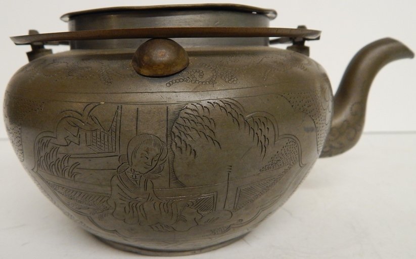 ANTIQUE (MARKED) CHINESE ENGRAVED TEA POT: 12 X 18 CM