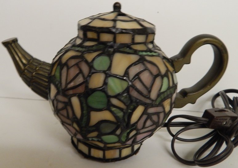 TIFFANY STYLE TEA POT TABE LAMP: 16 X 25 CM