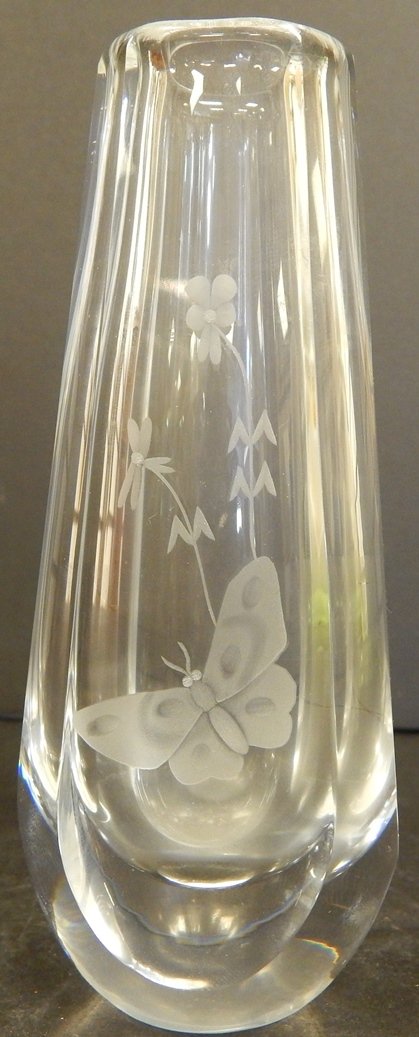 ORREFORS CRYSTAL VASE: 5" X 2" GOOD CONDITION WE DO NOT SHIP. PLEASE CONTACT A SHIPPING CENTER OF YOUR CHOICE USING ZIP CODE LOCATION 33460. CHECK OUR WEBSITE FOR MORE DETAILS & UPDATES.