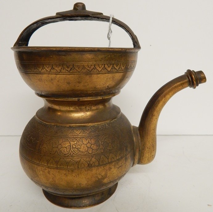 ANTIQUE BRONZE KETTLE WITH HANDLE: 8" X 4.5" GOOD CONDITION. WE DO NOT SHIP. PLEASE CONTACT A SHIPPING CENTER OF YOUR CHOICE USING ZIP CODE LOCATION 33460. CHECK OUR WEBSITE FOR MORE DETAILS & UPDATES.