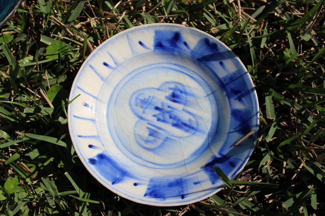 Persian hand painted glazed pottery plate 1200AD: Persian antique hand painted glazed pottery plate 800 AD - 1200 AD, with glaze bubble at the back;Up for auction is an antique Persian Hand Painted glazed pottery plate. The painting has an amazing un