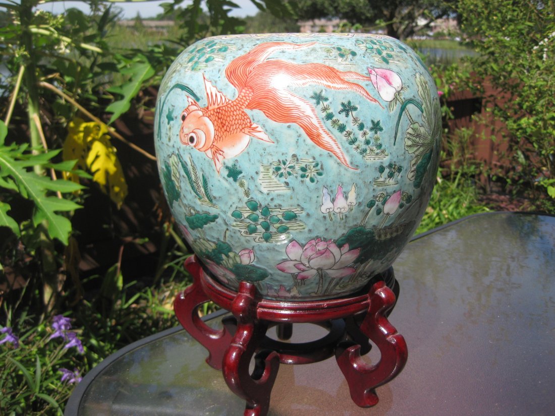 Qianlong 1736-1795 Chinese porcelain jar w golden fish: Qianlong period Chinese porcelain ginger jar with golden fish Weight: 7 lb. = 3.15 kg; Height: 8.5 inches = 21 cm; Biggest diameter: 9.5 inches = 24 cm; 6 characters on the bottom: Qianlong Emperor 17