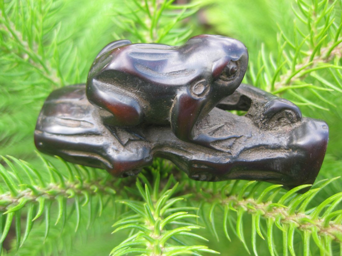 Japanese Netsuke antique polished wooden small frog: Japanese Netsuke antique polished wooden small carved frog Length: 2.3â€ = 60 mm Weight: 1 oz. = 20.61 g The wood is incredibly hard, possible ebony wood Provenance: from private collection in Flor