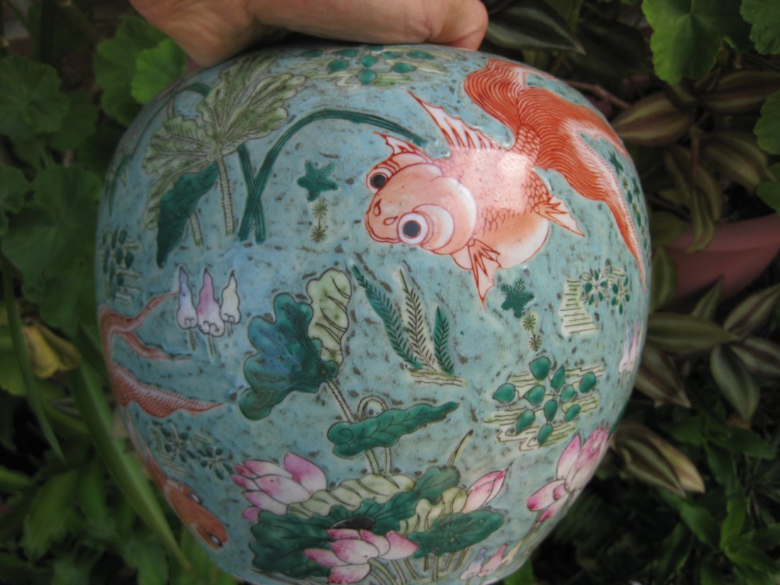 Qianlong mark, Chinese porcelain jar w golden fish: Attributed to Qianlong period Chinese porcelain ginger jar with golden fish. Weight: 7 lb. = 3.15 kg; Height: 8.5 inches = 21 cm; Biggest diameter: 9.5 inches = 24 cm; 6 characters on the bottom: Qian